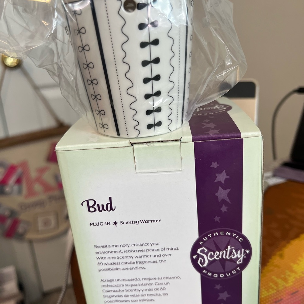 Scentsy retired Bud Plug-In Warmer - White with Black Pattern